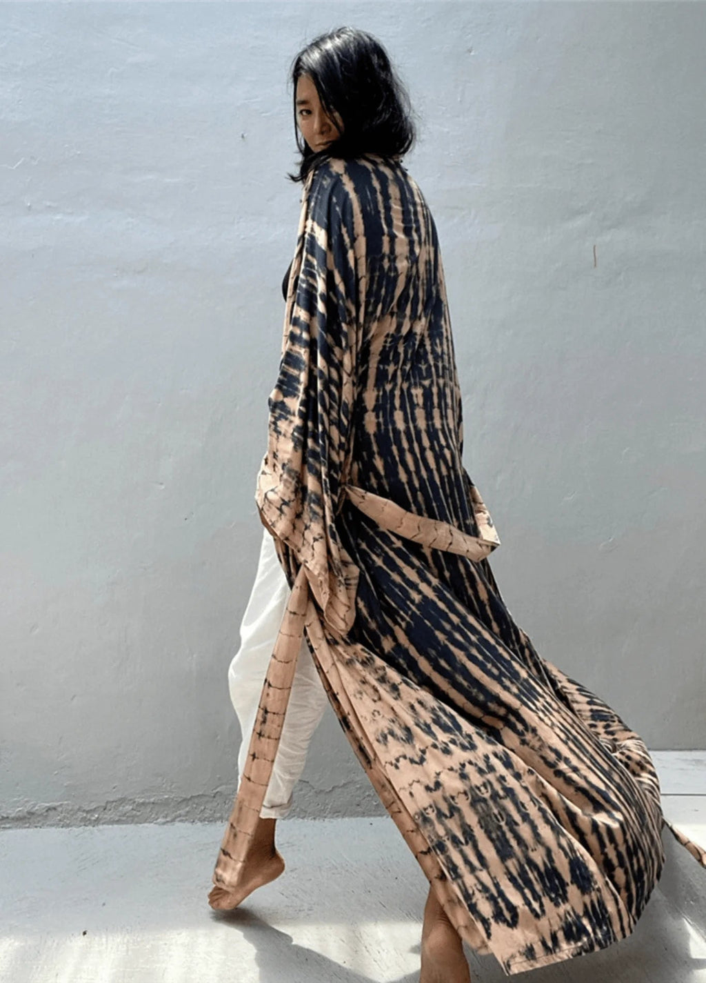 Femme Kimono Beige | Élégant Vêtement Fluide Minimaliste 1