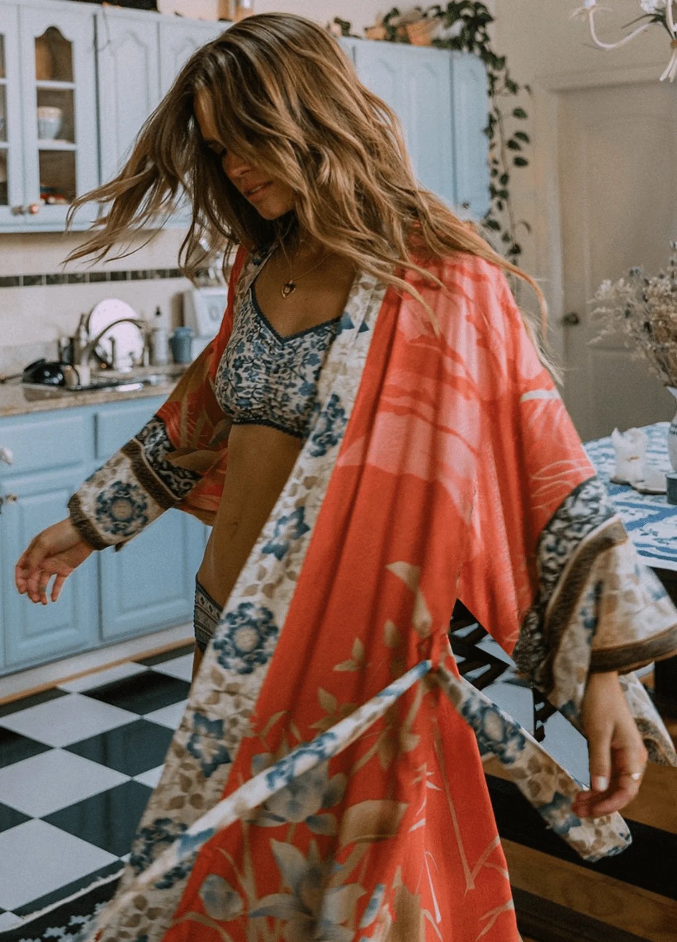 Femme Kimono Fleuri en Mélange de Polyester et Coton | Élégant et Confortable 2