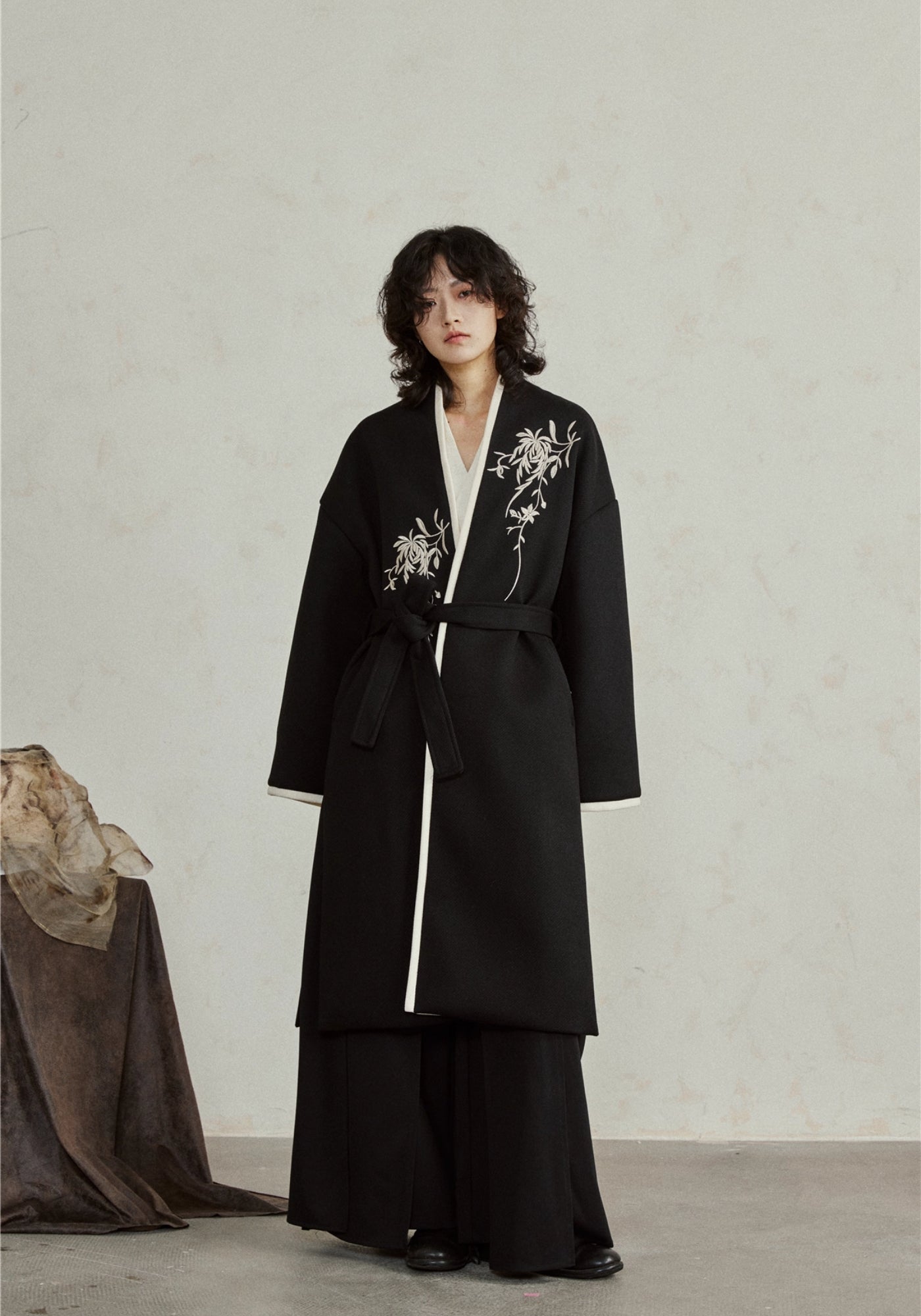 Kimono Femme Long Noir | Élégant Kimono Japonais avec Broderie Ivoire 0