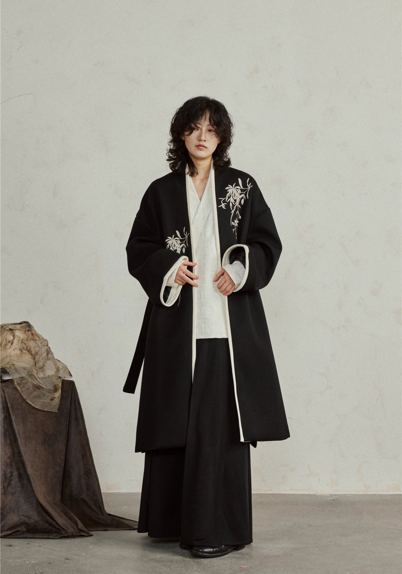 Kimono Femme Long Noir | Élégant Kimono Japonais avec Broderie Ivoire 1