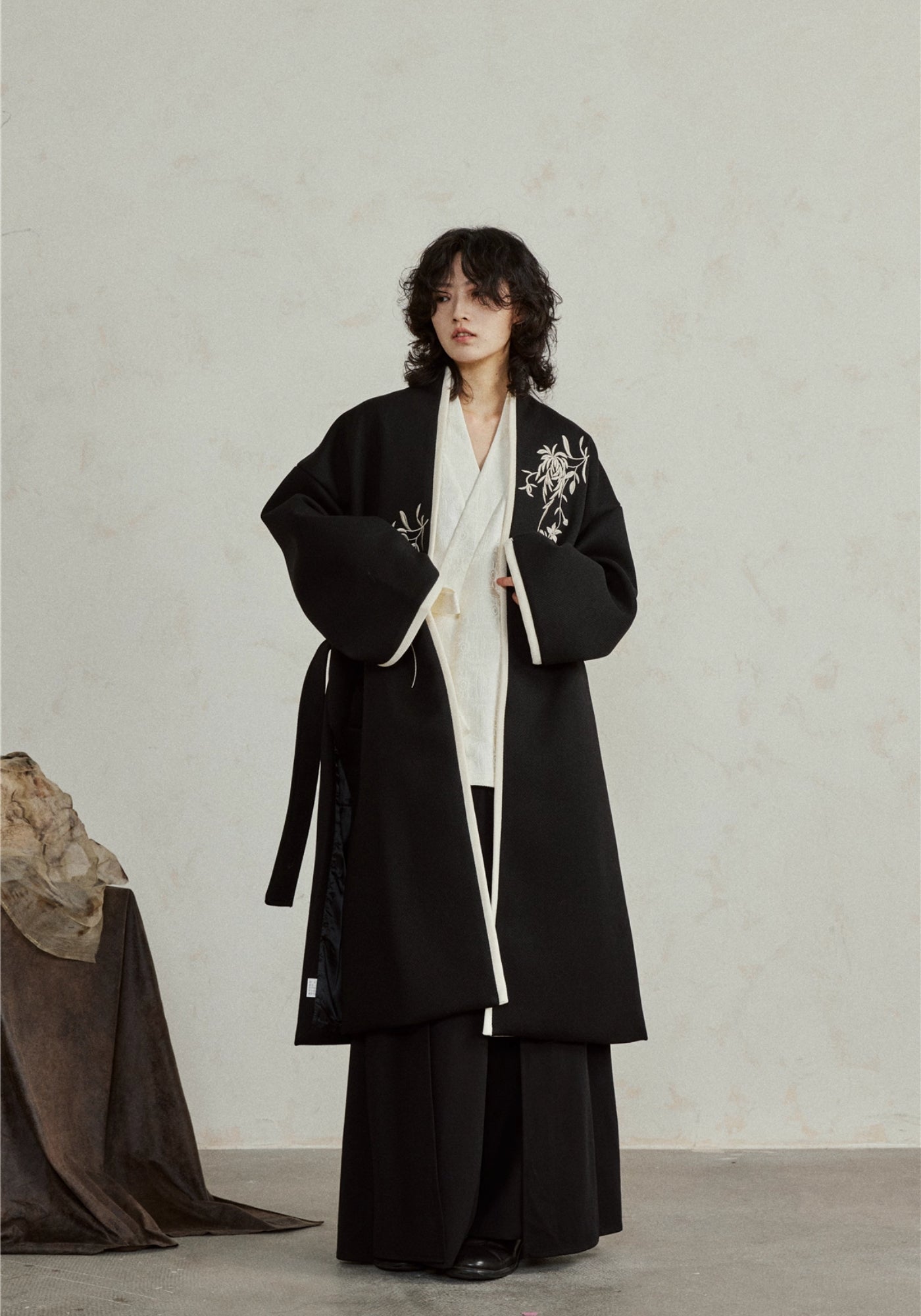 Kimono Femme Long Noir | Élégant Kimono Japonais avec Broderie Ivoire 3