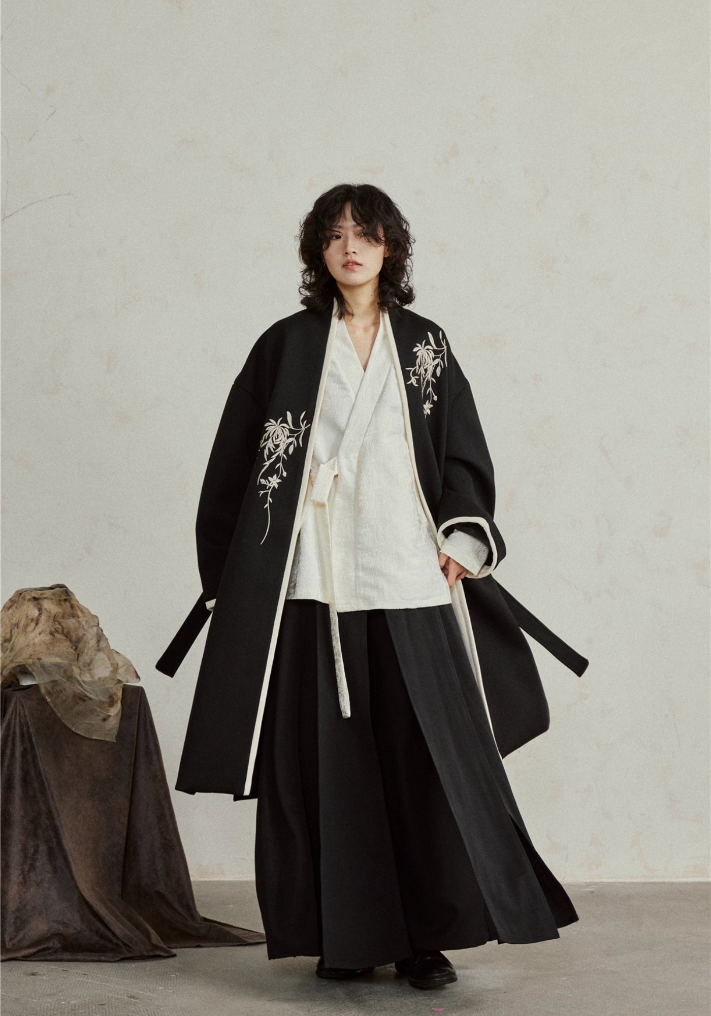 Kimono Femme Long Noir | Élégant Kimono Japonais avec Broderie Ivoire 4