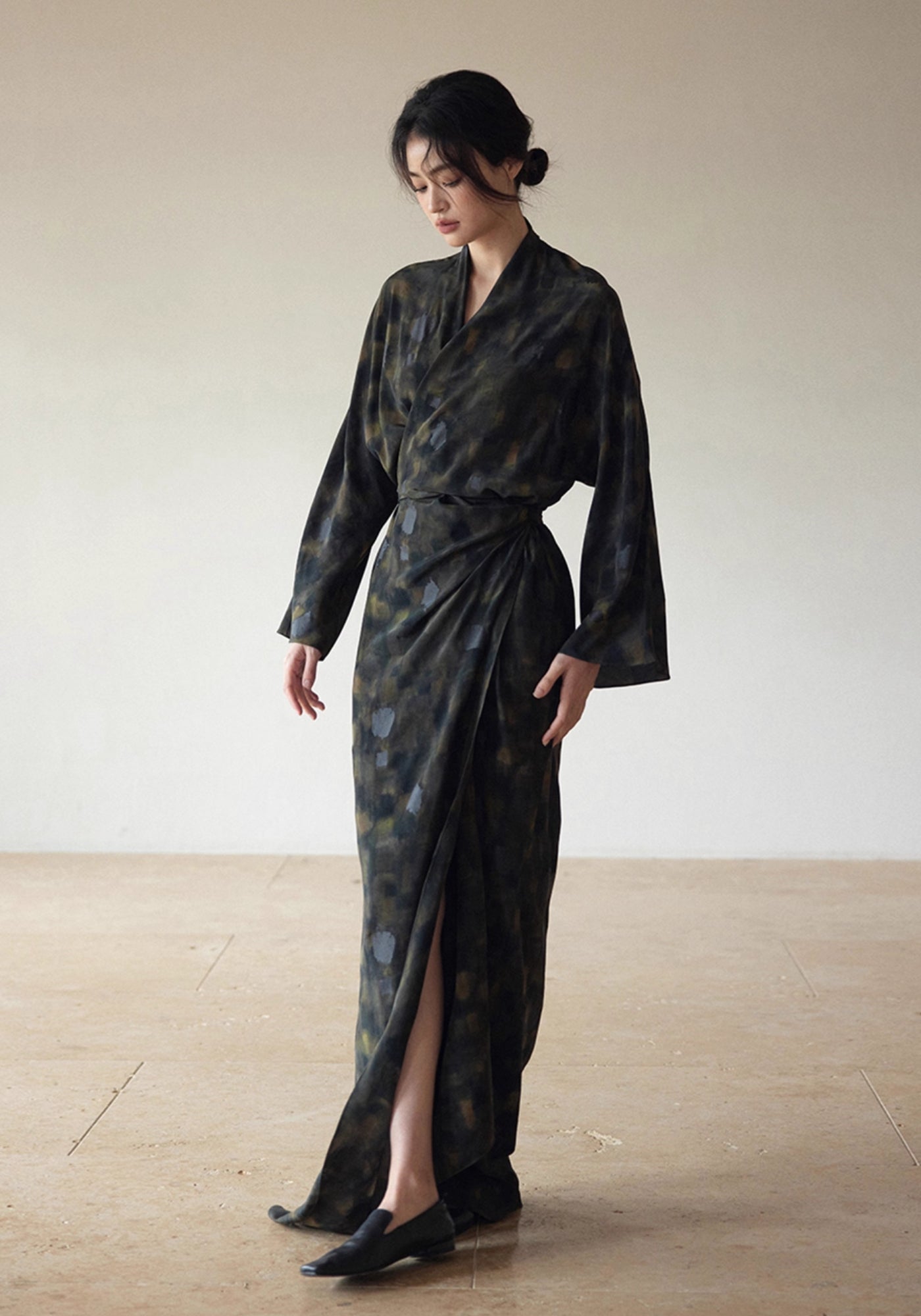 Kimono Femme Soie Long | Élégant Imprimé Noir et Vert Olive 0