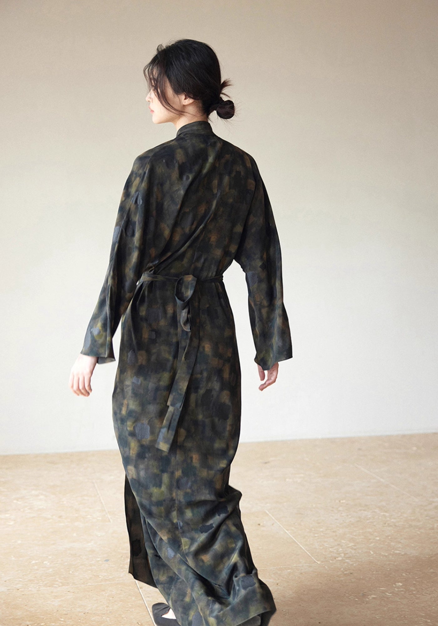Kimono Femme Soie Long | Élégant Imprimé Noir et Vert Olive 1