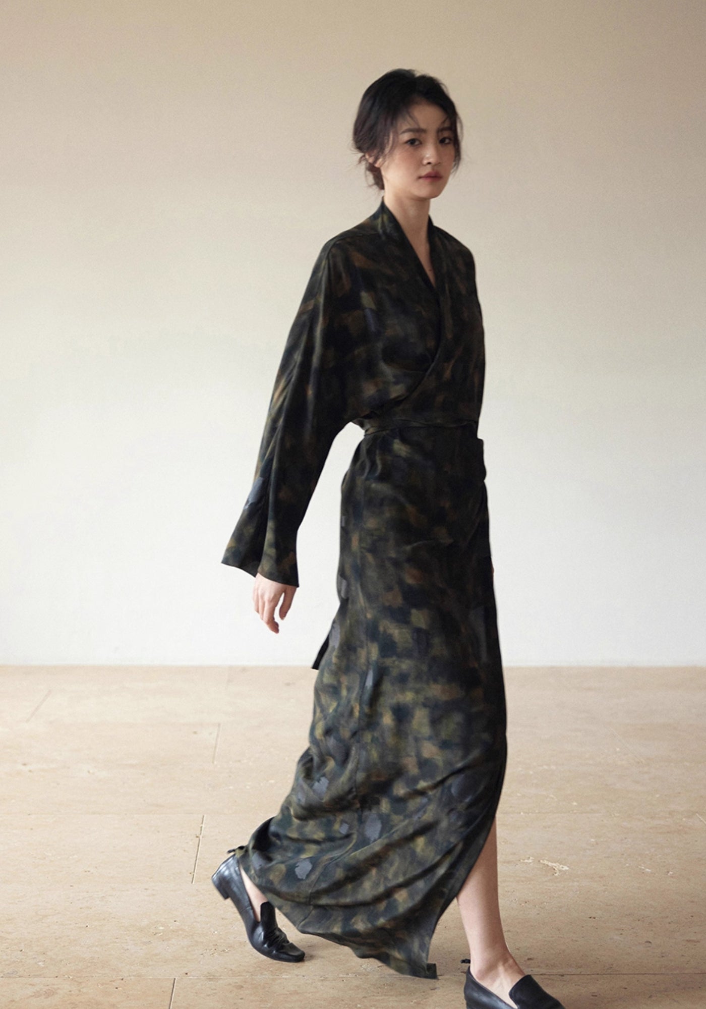 Kimono Femme Soie Long | Élégant Imprimé Noir et Vert Olive 2