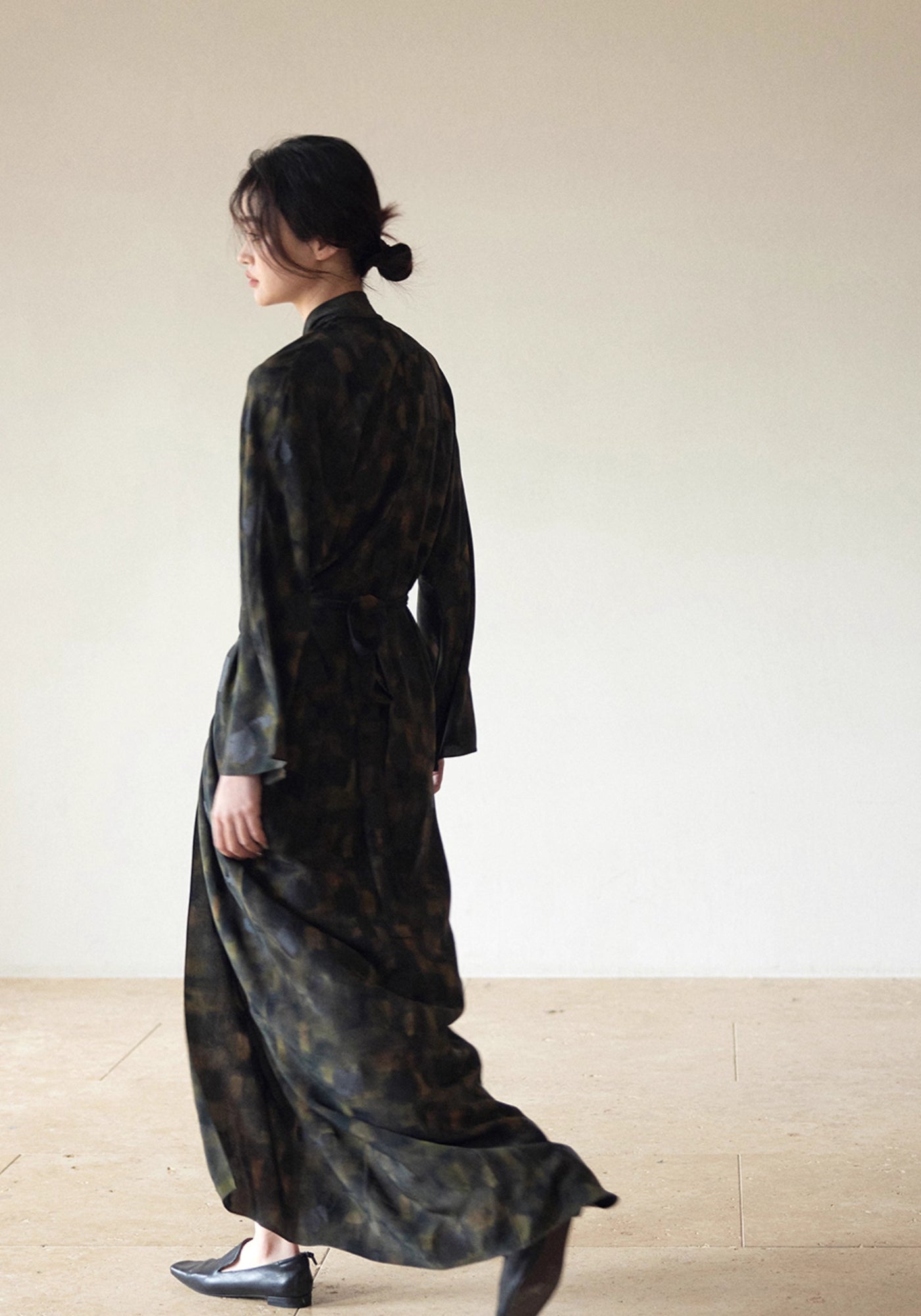 Kimono Femme Soie Long | Élégant Imprimé Noir et Vert Olive 3