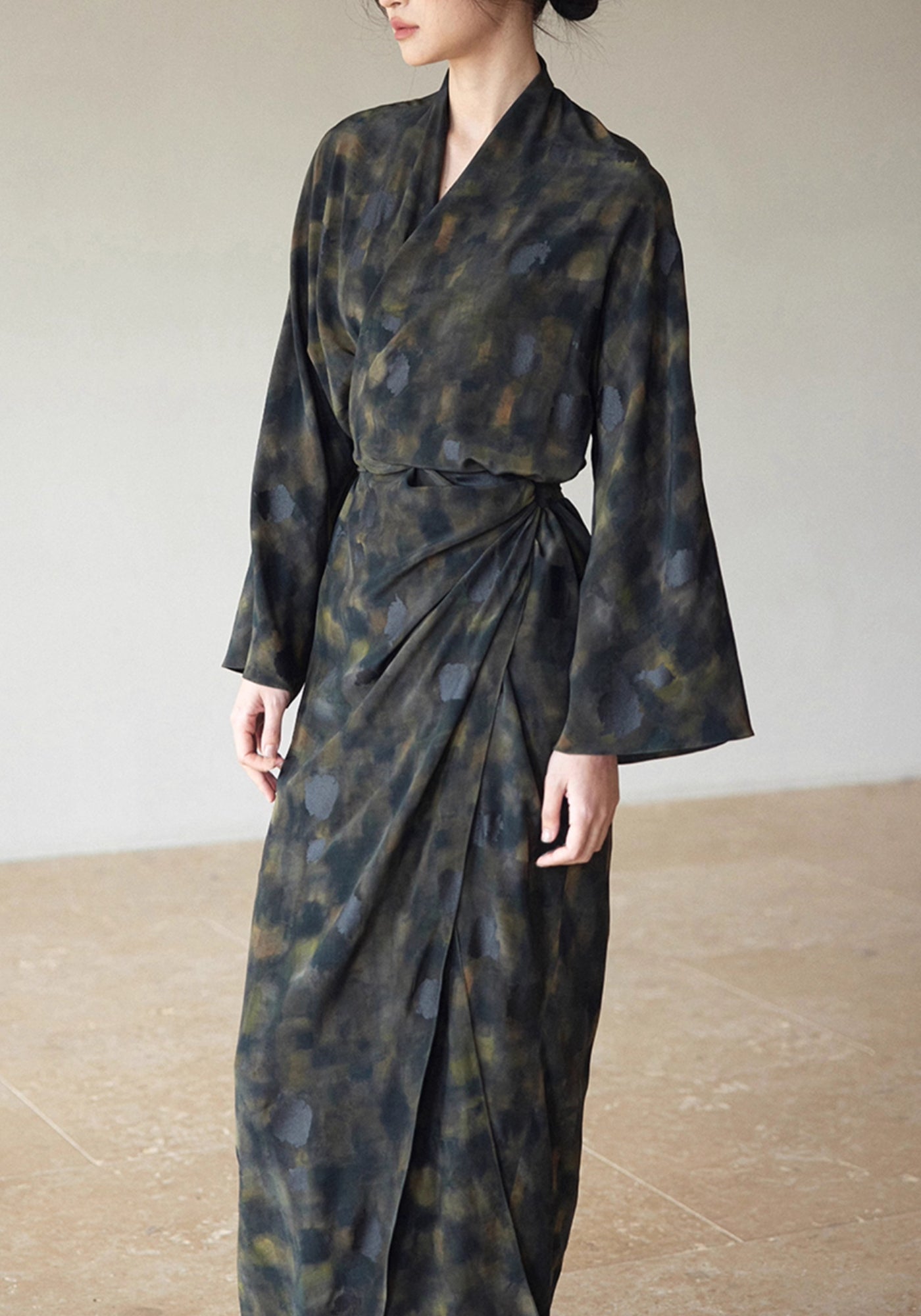 Kimono Femme Soie Long | Élégant Imprimé Noir et Vert Olive 4