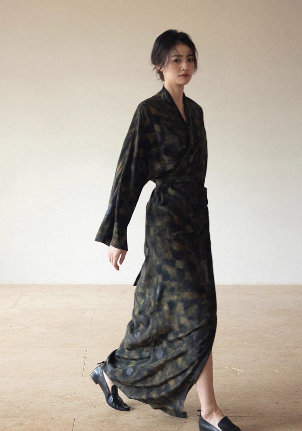 Kimono Femme Soie Long | Élégant et Fluide Imprimé Noir et Vert Olive 2