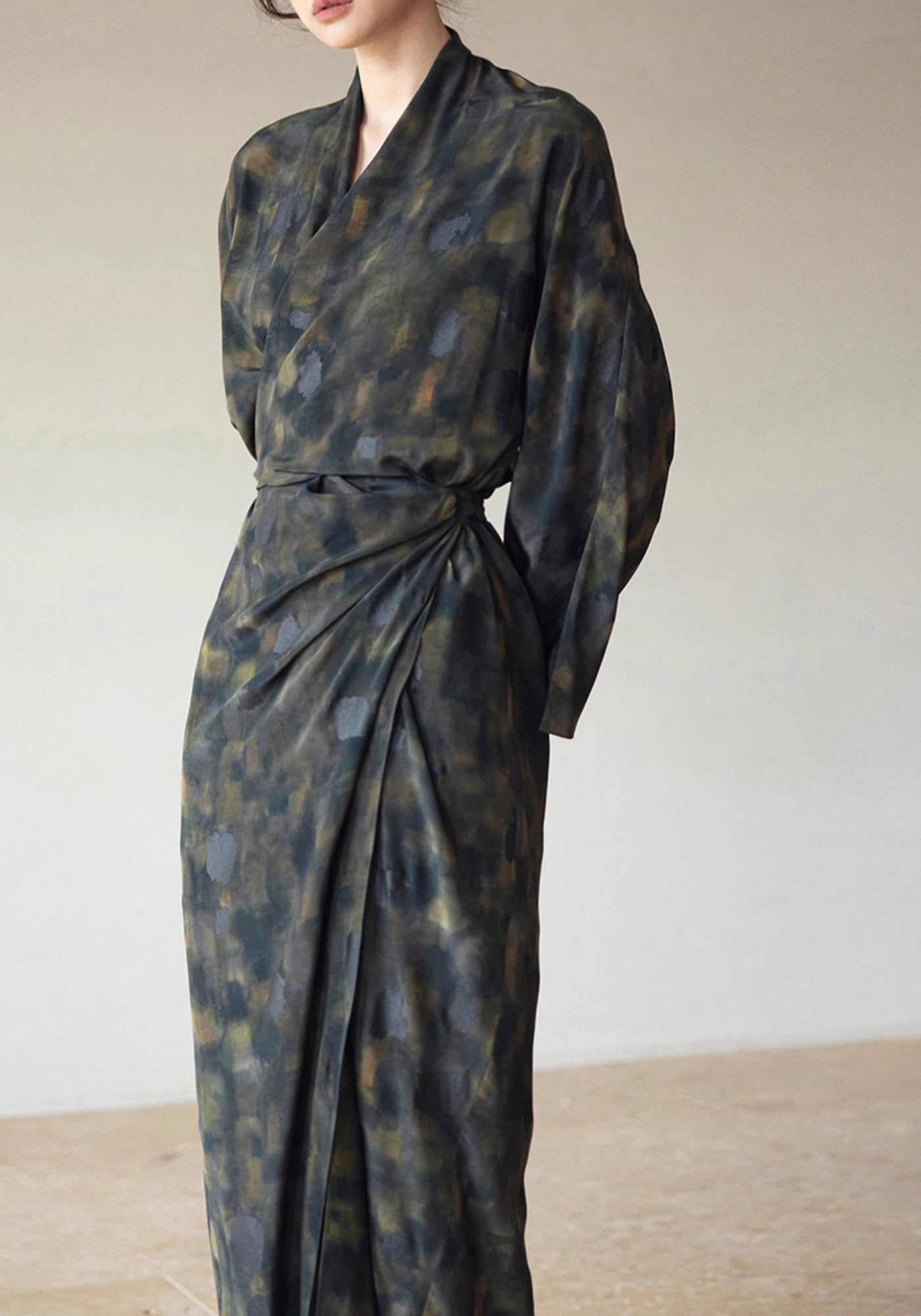 Kimono Femme Soie Long | Élégant et Fluide Imprimé Noir et Vert Olive 5