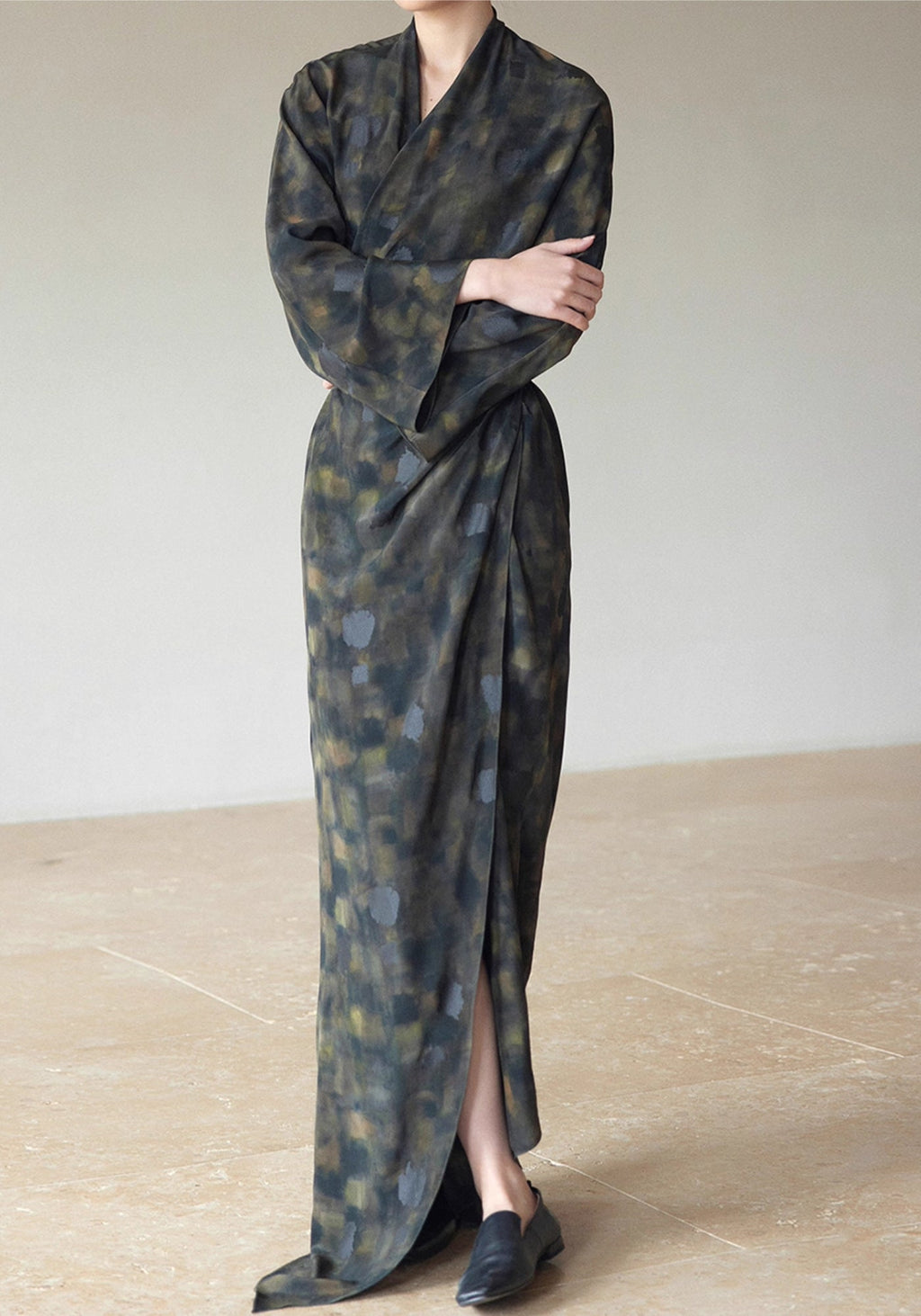 Kimono Femme Soie Long | Élégant et Fluide Imprimé Noir et Vert Olive 6