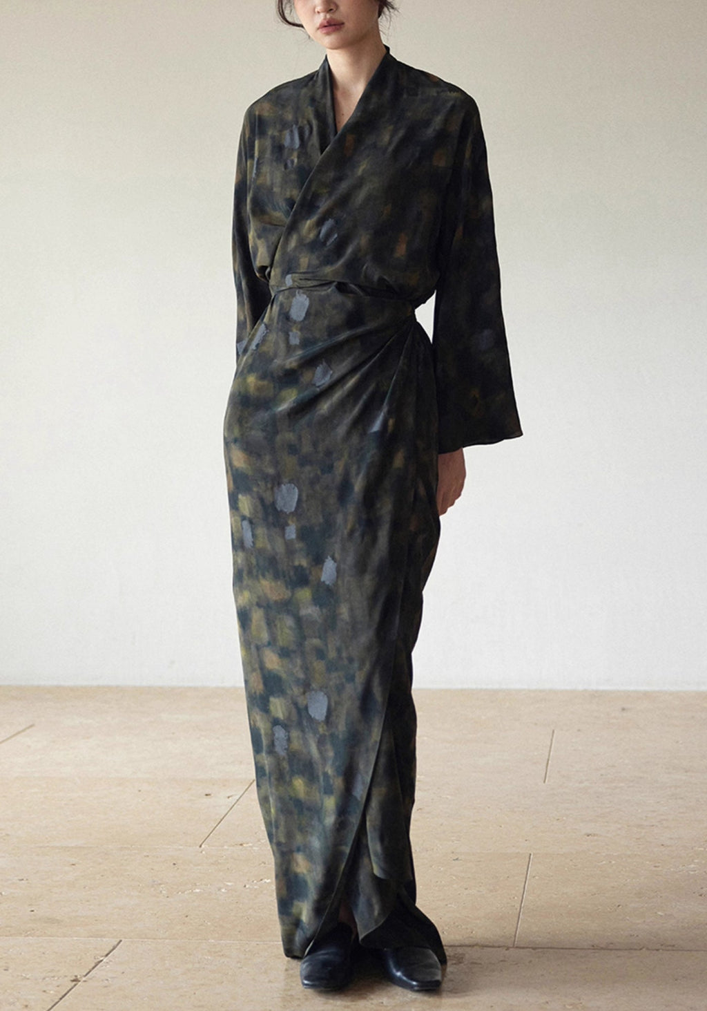 Kimono Femme Soie Long | Élégant et Fluide Imprimé Noir et Vert Olive 7