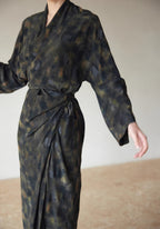 Kimono Femme Soie Long | Élégant et Fluide Imprimé Noir et Vert Olive 8