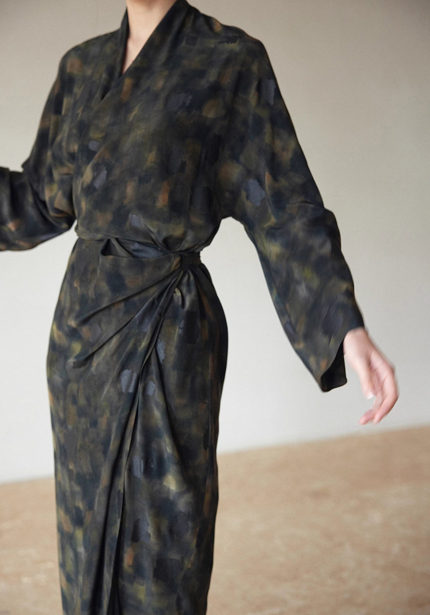 Kimono Femme Soie Long | Élégant et Fluide Imprimé Noir et Vert Olive 8