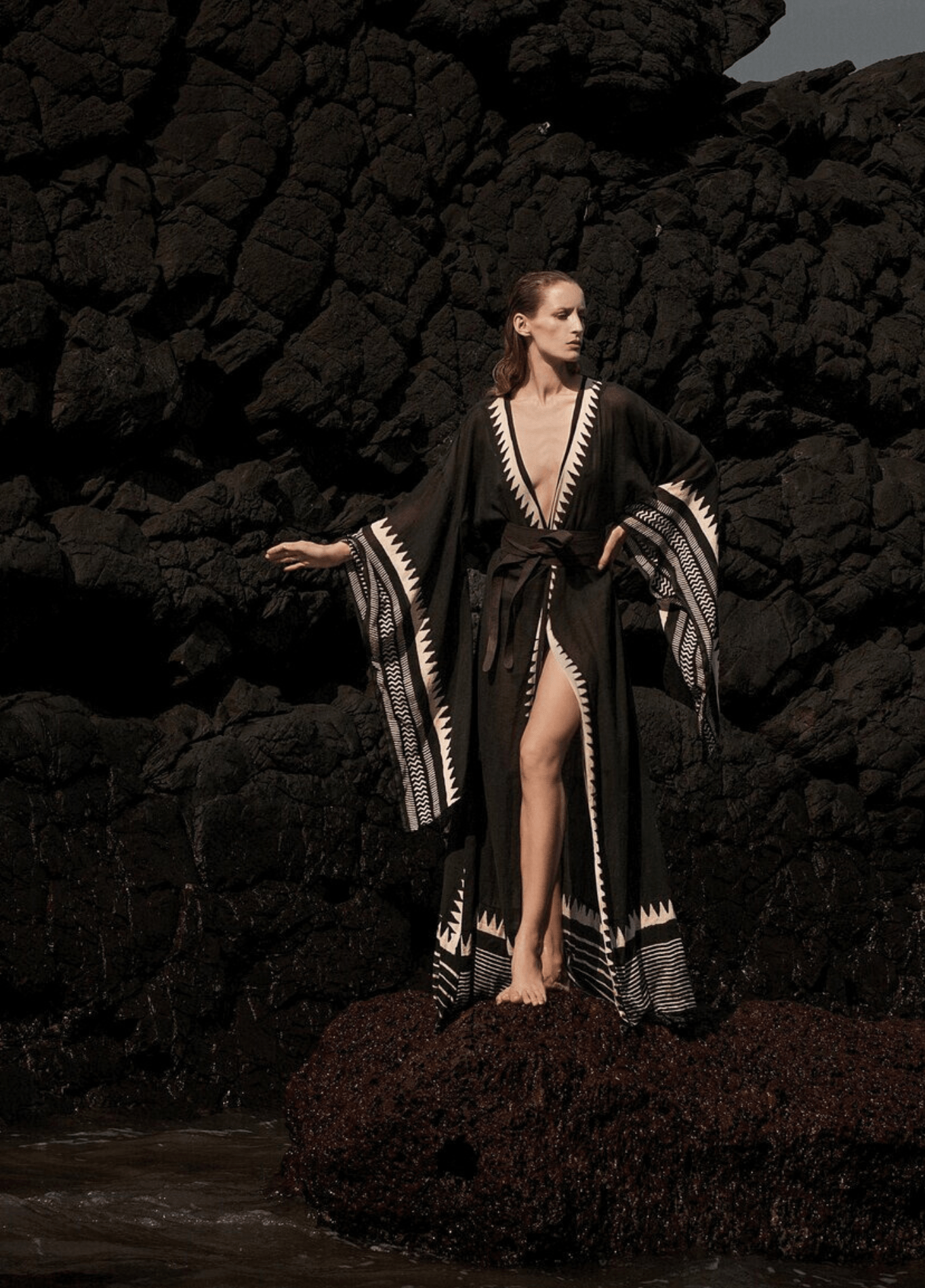 Kimono Long Femme en Polyester | Élégant Minimaliste Noir Beige avec Motifs Japonais 0