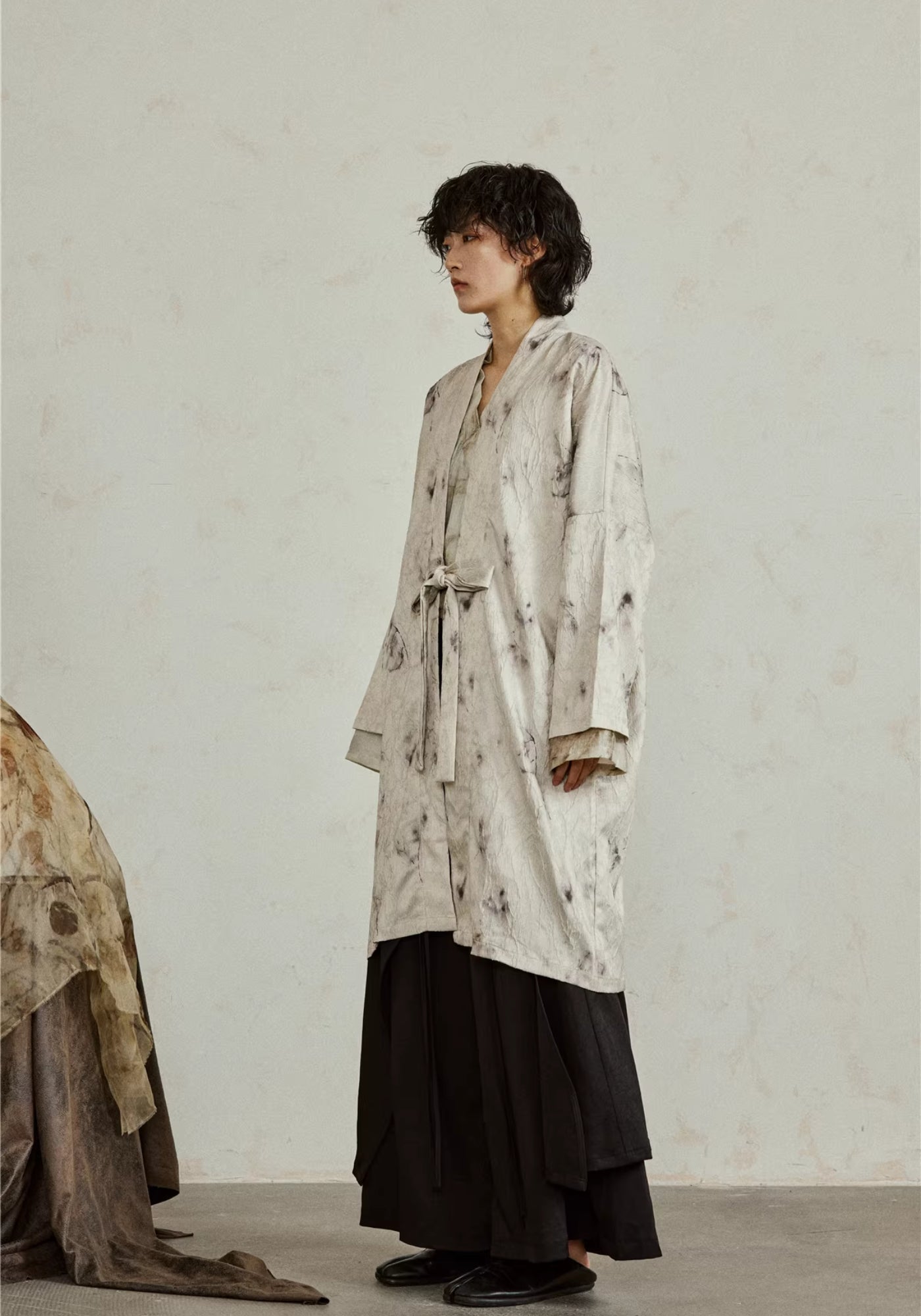 Kimono Unisexe en Polyester | Élégant Mi-Long au Motif Marbré et Coupe Fluide 8