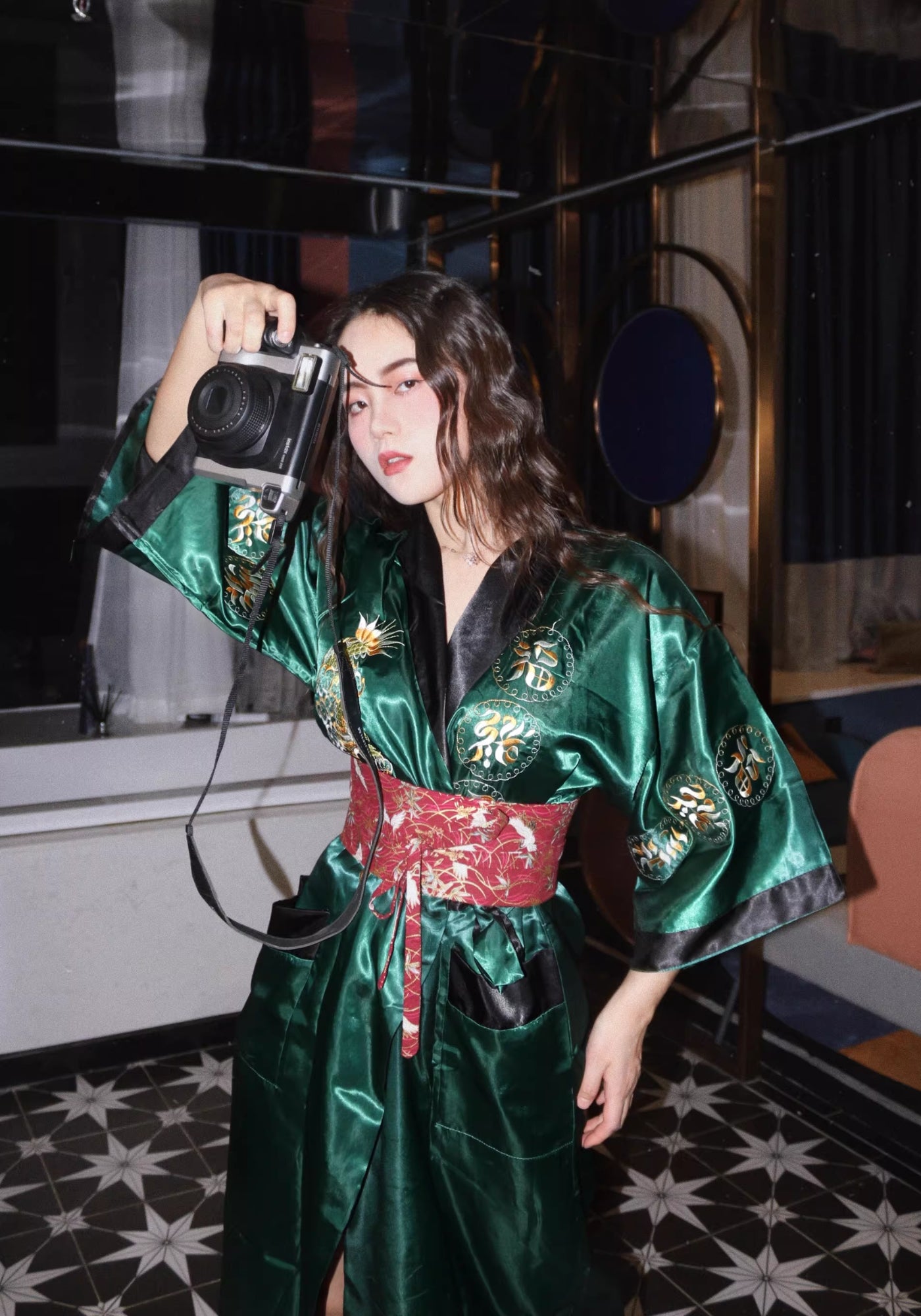 Robe Femme Satinée Réversible | Élégante Kimono avec Broderies Japonaises 0
