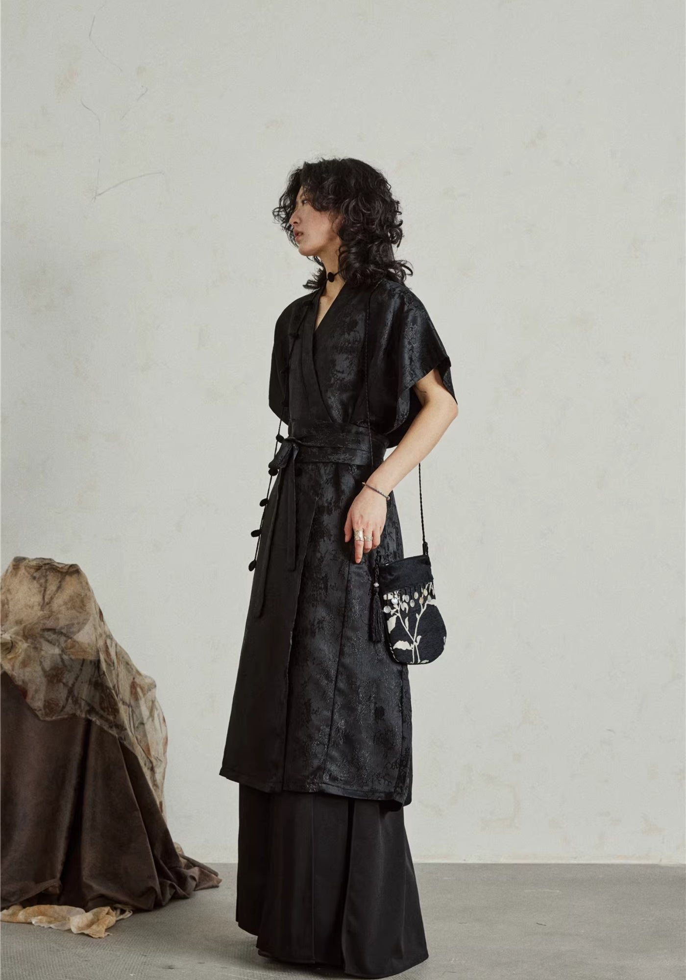 Robe Femme en Polyester Noir | Élégante Robe Kimono Midi Fluide 2