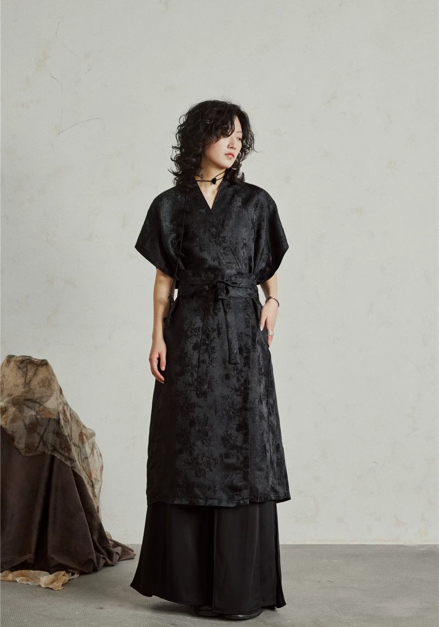 Robe Femme en Polyester Noir | Élégante Robe Kimono Midi Fluide 3