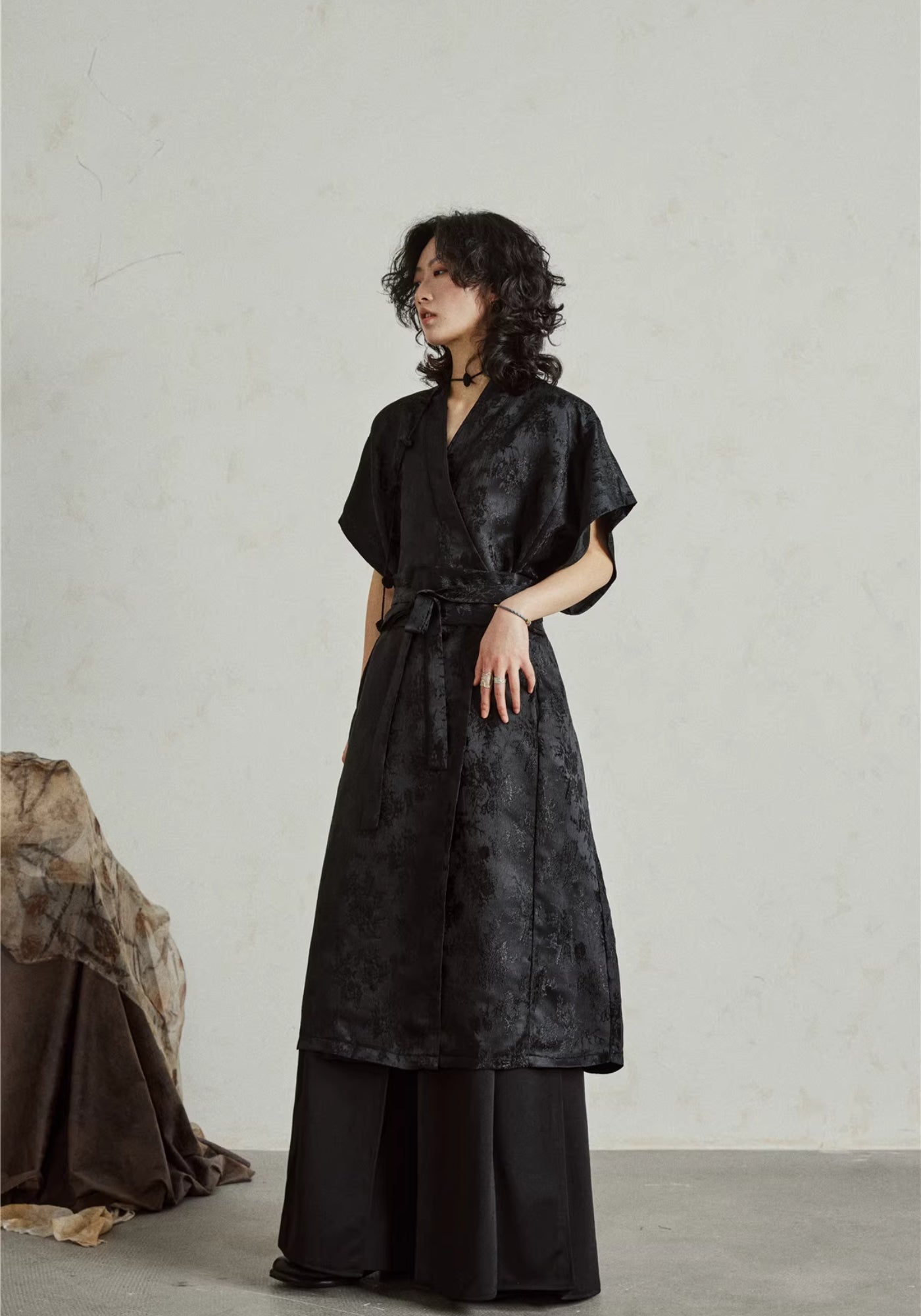 Robe Femme en Polyester Noir | Élégante Robe Kimono Midi Fluide 4