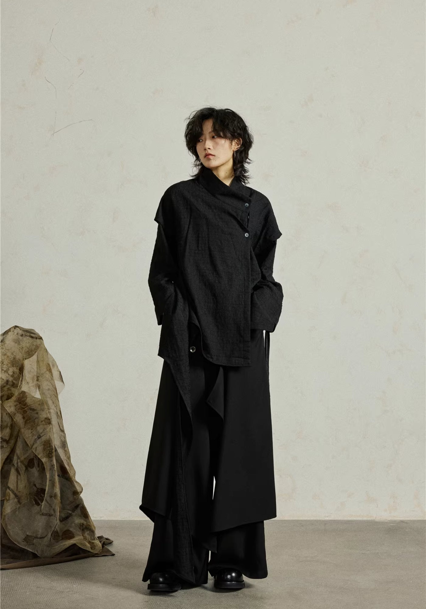 Veste Unisexe en Crêpe Texturé | Élégante Kimono Asymétrique Oversize 1
