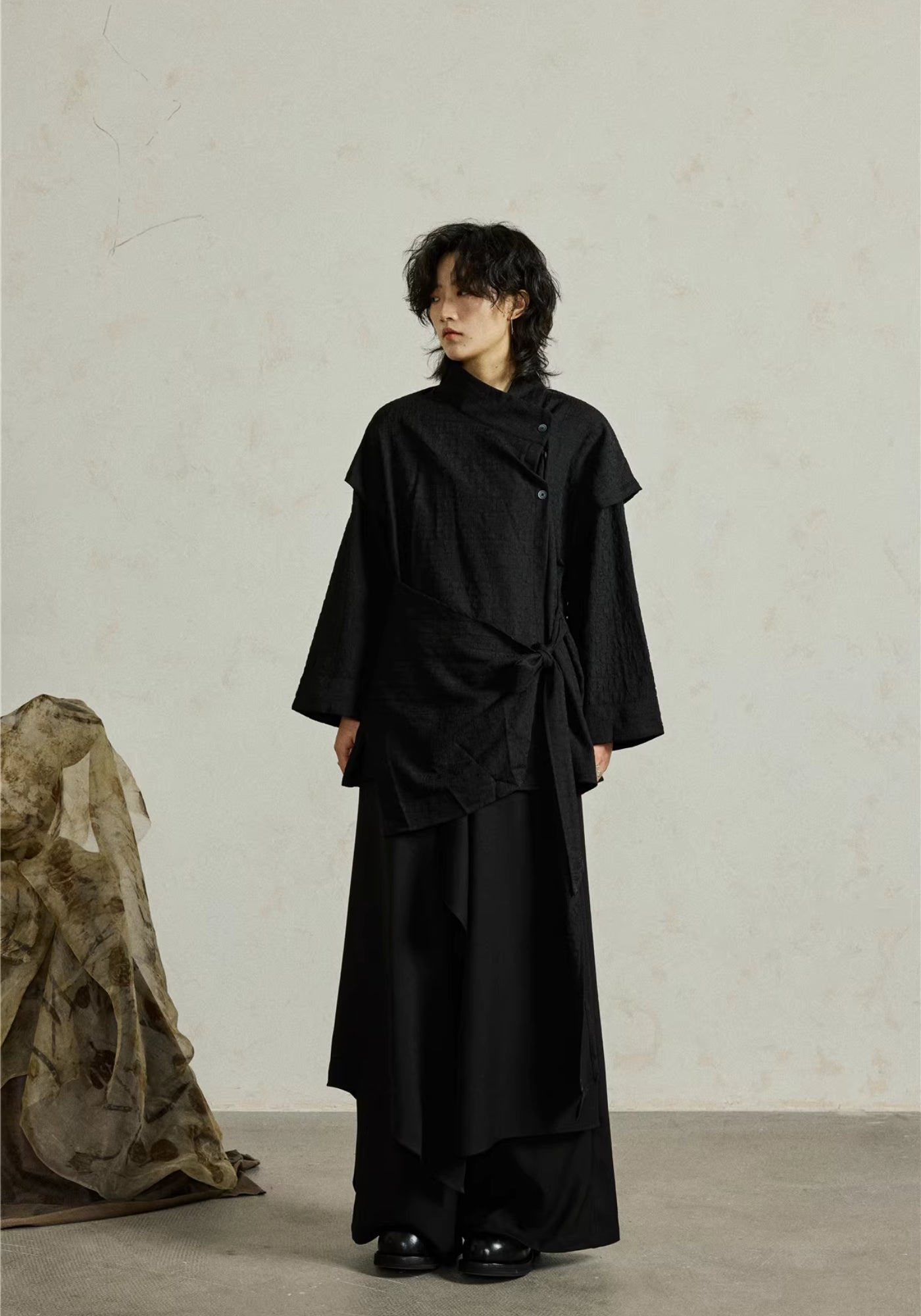 Veste Unisexe en Crêpe Texturé | Élégante Kimono Asymétrique Oversize 4